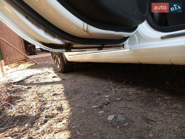 Білий Кіа Ріо, об'ємом двигуна 1.4 л та пробігом 87 тис. км за 8000 $, фото 8 на Automoto.ua