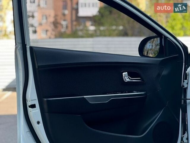 Белый Киа Рио, объемом двигателя 1.6 л и пробегом 135 тыс. км за 9199 $, фото 9 на Automoto.ua