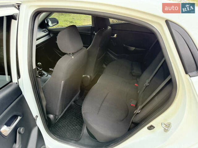Белый Киа Рио, объемом двигателя 1.4 л и пробегом 299 тыс. км за 6100 $, фото 5 на Automoto.ua