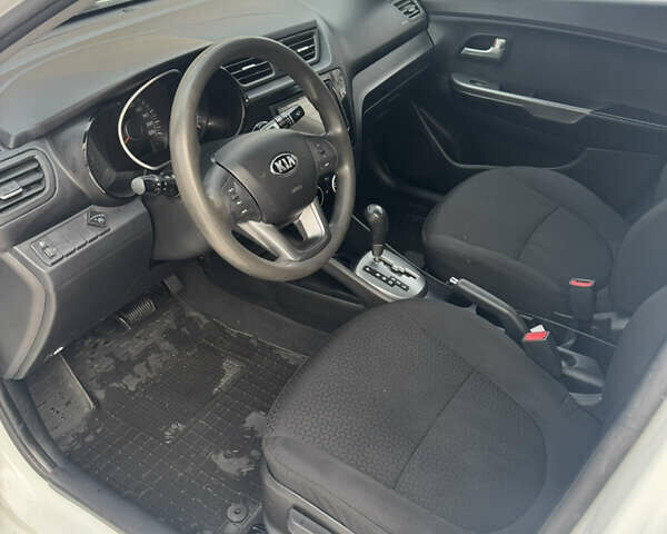 Белый Киа Рио, объемом двигателя 1.4 л и пробегом 178 тыс. км за 7500 $, фото 16 на Automoto.ua