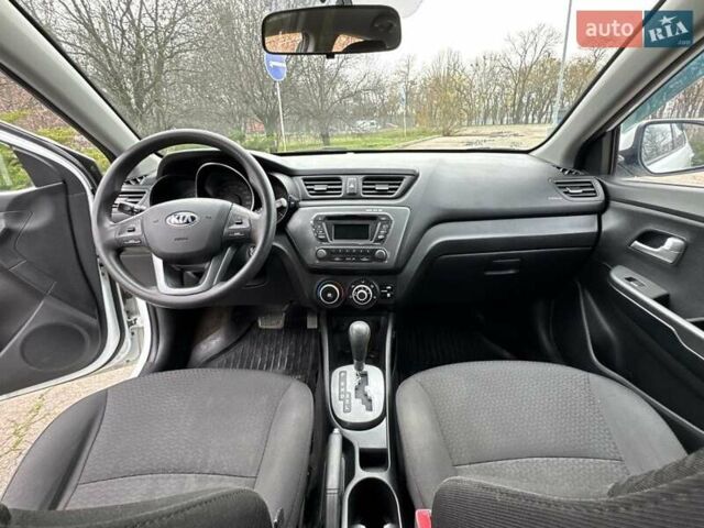 Белый Киа Рио, объемом двигателя 1.4 л и пробегом 140 тыс. км за 7800 $, фото 12 на Automoto.ua