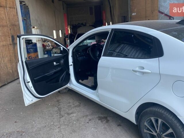 Белый Киа Рио, объемом двигателя 1.4 л и пробегом 270 тыс. км за 7500 $, фото 6 на Automoto.ua