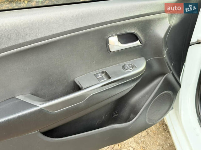 Білий Кіа Ріо, об'ємом двигуна 1.4 л та пробігом 299 тис. км за 6100 $, фото 2 на Automoto.ua