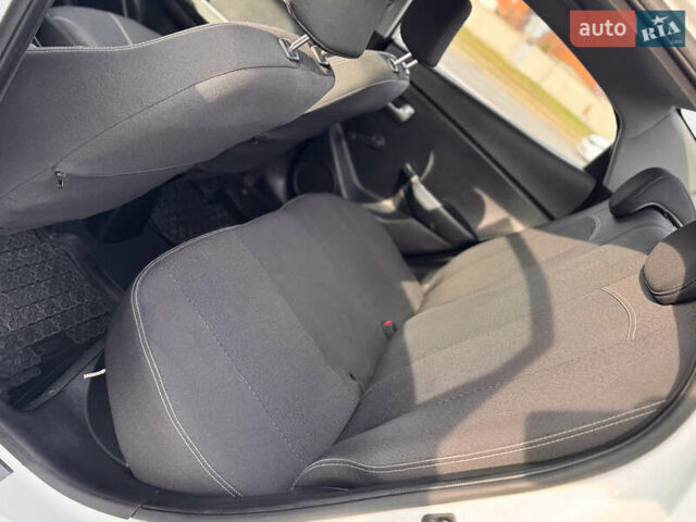 Білий Кіа Ріо, об'ємом двигуна 1.4 л та пробігом 169 тис. км за 5999 $, фото 8 на Automoto.ua