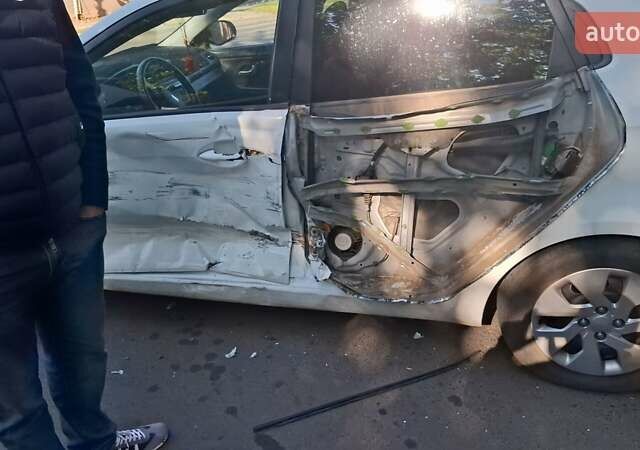 Белый Киа Рио, объемом двигателя 1.4 л и пробегом 108 тыс. км за 4000 $, фото 14 на Automoto.ua