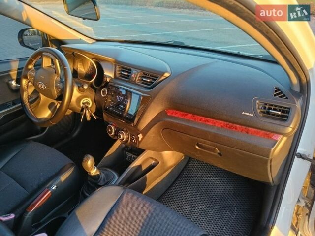 Белый Киа Рио, объемом двигателя 1.4 л и пробегом 160 тыс. км за 8500 $, фото 12 на Automoto.ua