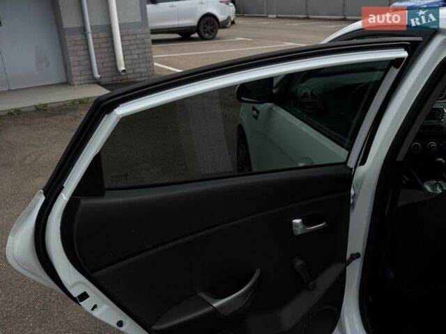 Білий Кіа Ріо, об'ємом двигуна 1.4 л та пробігом 139 тис. км за 8200 $, фото 33 на Automoto.ua