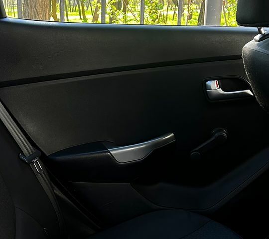 Белый Киа Рио, объемом двигателя 1.4 л и пробегом 176 тыс. км за 8000 $, фото 4 на Automoto.ua
