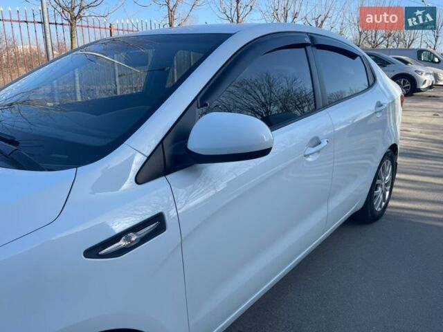 Белый Киа Рио, объемом двигателя 1.4 л и пробегом 216 тыс. км за 7400 $, фото 6 на Automoto.ua