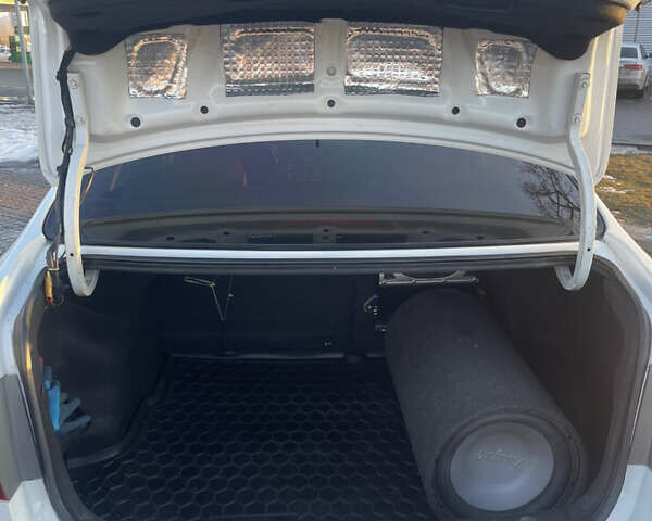 Білий Кіа Ріо, об'ємом двигуна 1.4 л та пробігом 248 тис. км за 7499 $, фото 11 на Automoto.ua