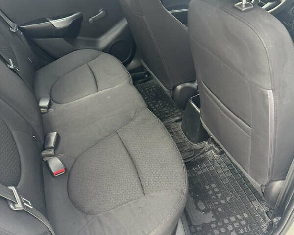 Белый Киа Рио, объемом двигателя 1.4 л и пробегом 178 тыс. км за 7500 $, фото 21 на Automoto.ua