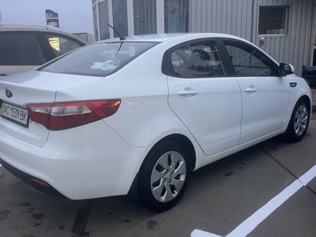 Белый Киа Рио, объемом двигателя 1.4 л и пробегом 180 тыс. км за 8000 $, фото 2 на Automoto.ua