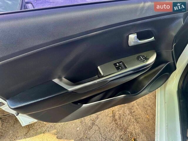 Білий Кіа Ріо, об'ємом двигуна 1.4 л та пробігом 179 тис. км за 7600 $, фото 7 на Automoto.ua