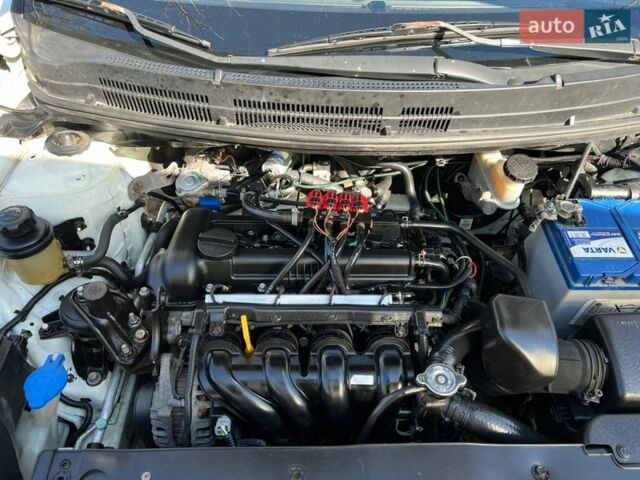 Білий Кіа Ріо, об'ємом двигуна 1.4 л та пробігом 210 тис. км за 5800 $, фото 21 на Automoto.ua
