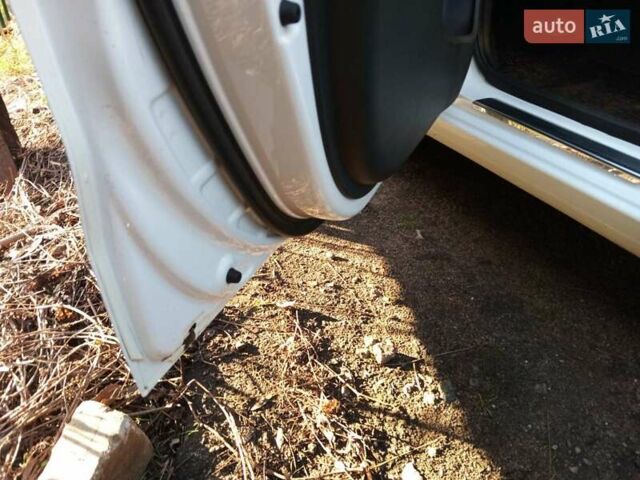 Білий Кіа Ріо, об'ємом двигуна 1.4 л та пробігом 87 тис. км за 8000 $, фото 9 на Automoto.ua
