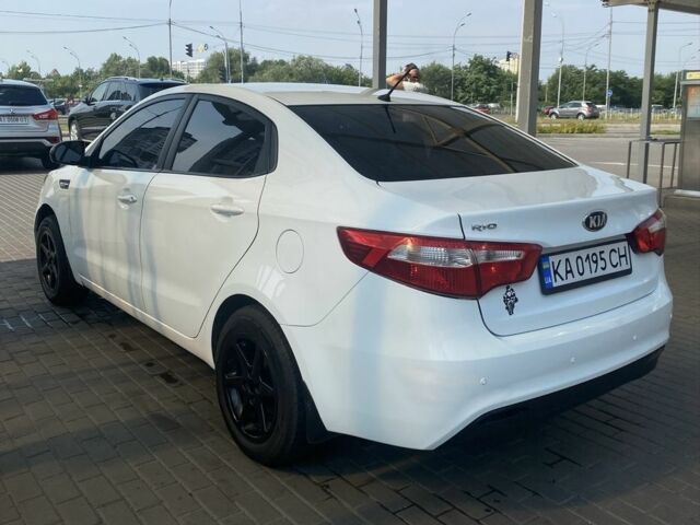 Белый Киа Рио, объемом двигателя 1.4 л и пробегом 255 тыс. км за 7000 $, фото 4 на Automoto.ua