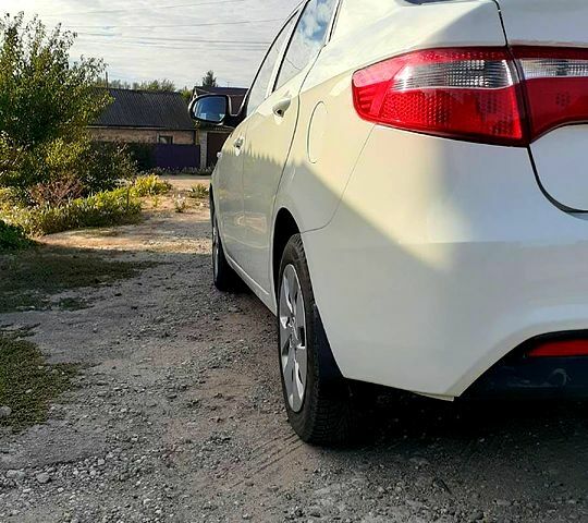 Белый Киа Рио, объемом двигателя 1.4 л и пробегом 58 тыс. км за 5800 $, фото 4 на Automoto.ua