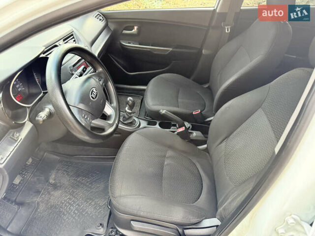 Белый Киа Рио, объемом двигателя 1.4 л и пробегом 301 тыс. км за 5999 $, фото 6 на Automoto.ua