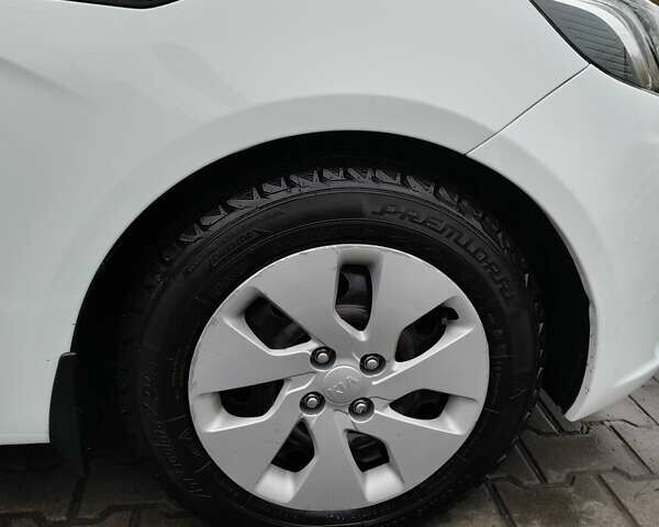 Белый Киа Рио, объемом двигателя 1.4 л и пробегом 91 тыс. км за 8400 $, фото 17 на Automoto.ua