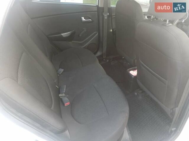 Белый Киа Рио, объемом двигателя 1.4 л и пробегом 156 тыс. км за 6300 $, фото 4 на Automoto.ua