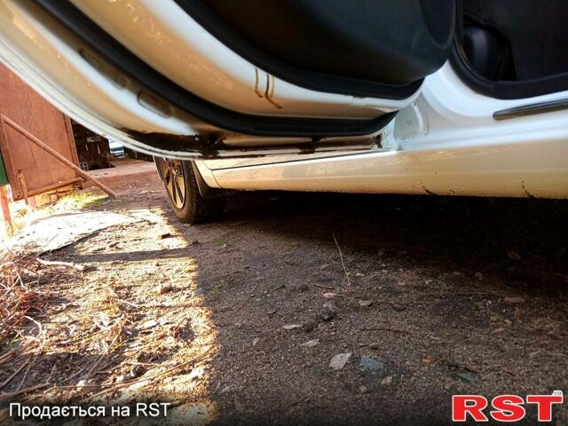 Білий Кіа Ріо, об'ємом двигуна 1.4 л та пробігом 87 тис. км за 7500 $, фото 10 на Automoto.ua