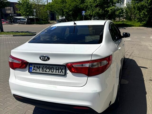 Белый Киа Рио, объемом двигателя 1.4 л и пробегом 222 тыс. км за 6900 $, фото 4 на Automoto.ua