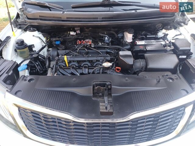 Белый Киа Рио, объемом двигателя 1.4 л и пробегом 82 тыс. км за 8000 $, фото 6 на Automoto.ua