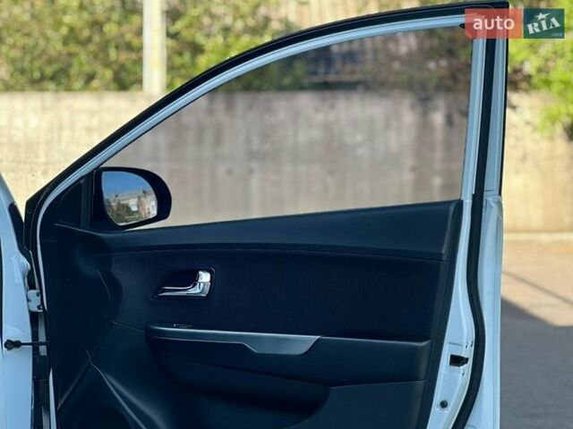 Белый Киа Рио, объемом двигателя 1.6 л и пробегом 135 тыс. км за 9199 $, фото 25 на Automoto.ua