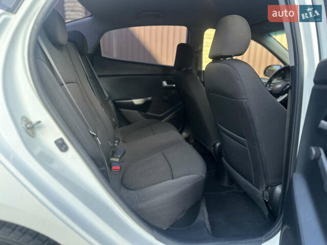 Белый Киа Рио, объемом двигателя 1.4 л и пробегом 145 тыс. км за 6500 $, фото 24 на Automoto.ua