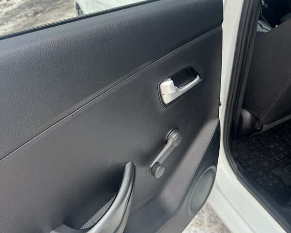 Белый Киа Рио, объемом двигателя 1.4 л и пробегом 178 тыс. км за 7500 $, фото 22 на Automoto.ua