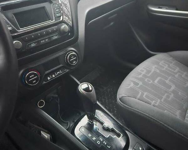 Белый Киа Рио, объемом двигателя 1.59 л и пробегом 125 тыс. км за 7500 $, фото 4 на Automoto.ua