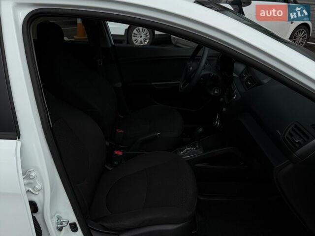Білий Кіа Ріо, об'ємом двигуна 1.4 л та пробігом 139 тис. км за 8200 $, фото 40 на Automoto.ua
