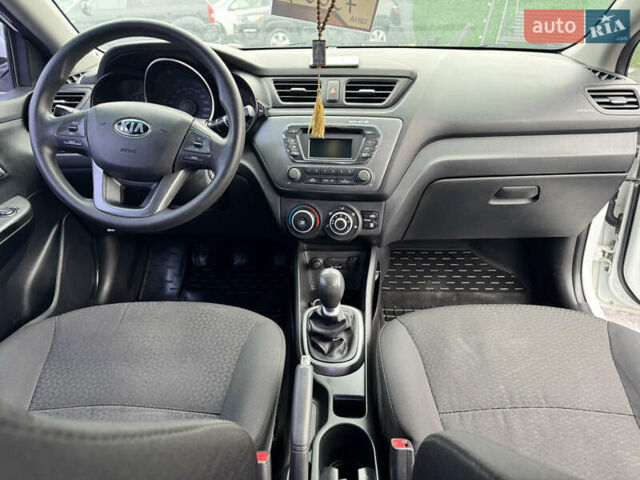 Белый Киа Рио, объемом двигателя 1.4 л и пробегом 162 тыс. км за 7500 $, фото 6 на Automoto.ua