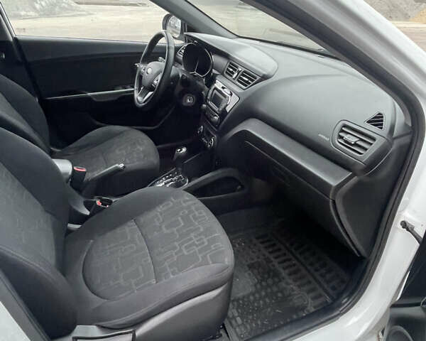 Білий Кіа Ріо, об'ємом двигуна 1.6 л та пробігом 125 тис. км за 8200 $, фото 6 на Automoto.ua