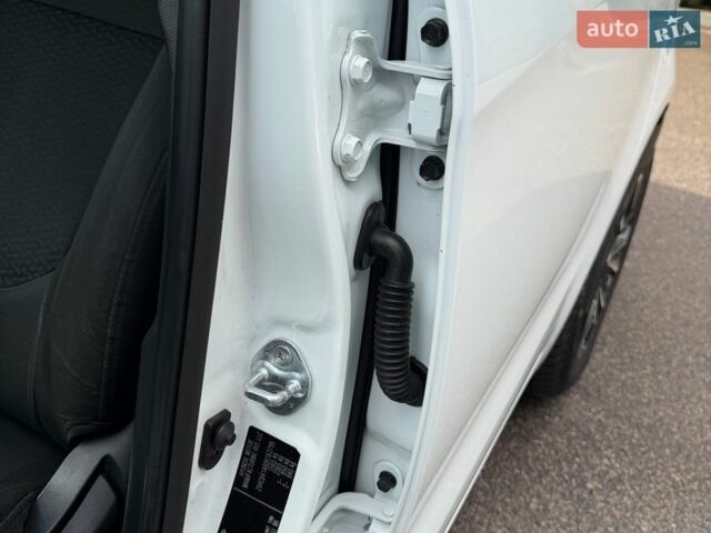 Білий Кіа Ріо, об'ємом двигуна 1.4 л та пробігом 139 тис. км за 8200 $, фото 28 на Automoto.ua
