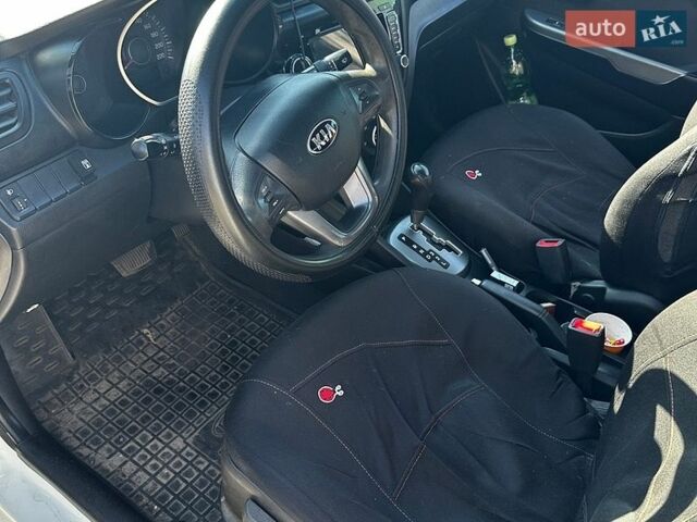 Белый Киа Рио, объемом двигателя 1.4 л и пробегом 214 тыс. км за 6000 $, фото 6 на Automoto.ua