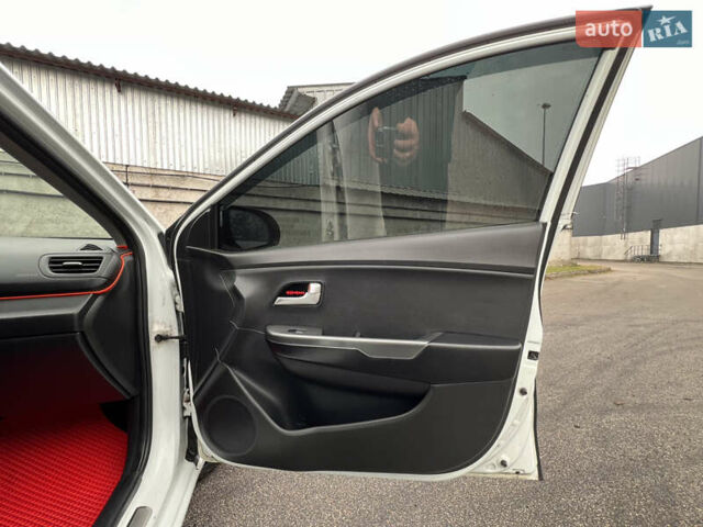 Белый Киа Рио, объемом двигателя 1.4 л и пробегом 246 тыс. км за 6550 $, фото 24 на Automoto.ua
