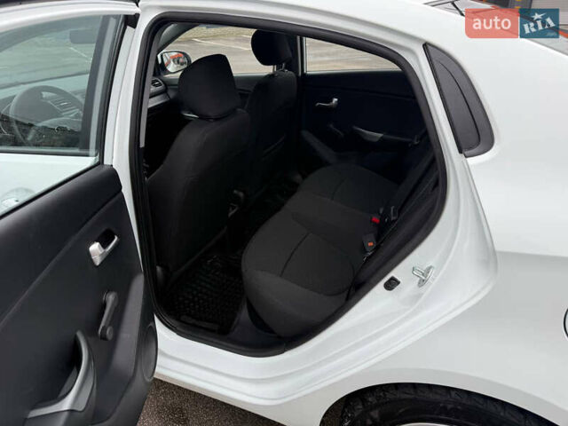 Белый Киа Рио, объемом двигателя 1.4 л и пробегом 23 тыс. км за 9900 $, фото 22 на Automoto.ua