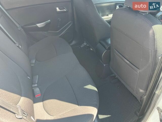 Белый Киа Рио, объемом двигателя 1.4 л и пробегом 178 тыс. км за 6800 $, фото 8 на Automoto.ua