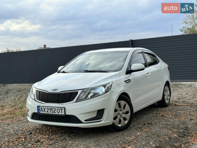 Белый Киа Рио, объемом двигателя 1.4 л и пробегом 299 тыс. км за 6100 $, фото 14 на Automoto.ua