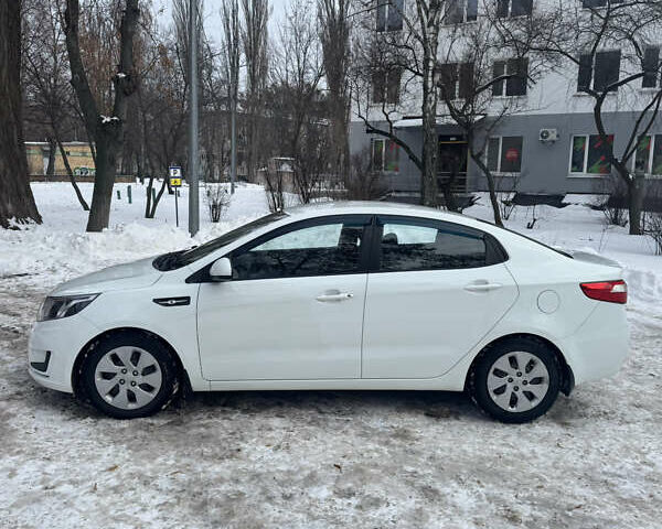 Белый Киа Рио, объемом двигателя 1.4 л и пробегом 178 тыс. км за 7500 $, фото 4 на Automoto.ua
