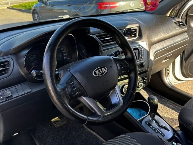 Белый Киа Рио, объемом двигателя 1.4 л и пробегом 214 тыс. км за 8300 $, фото 5 на Automoto.ua