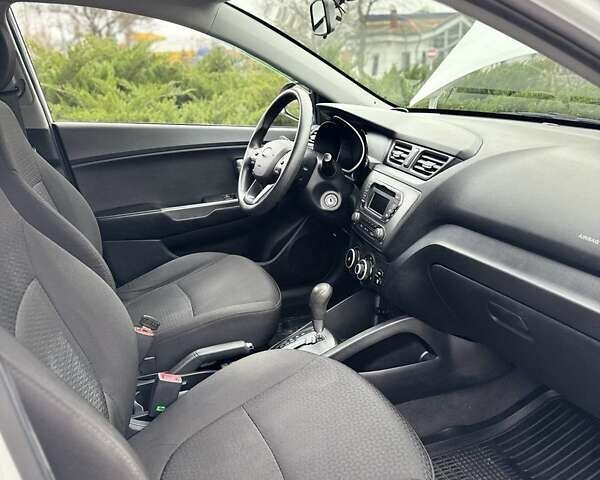 Белый Киа Рио, объемом двигателя 1.4 л и пробегом 140 тыс. км за 7800 $, фото 14 на Automoto.ua