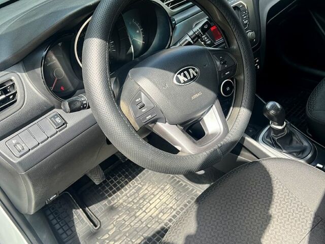 Белый Киа Рио, объемом двигателя 1.4 л и пробегом 260 тыс. км за 6250 $, фото 4 на Automoto.ua