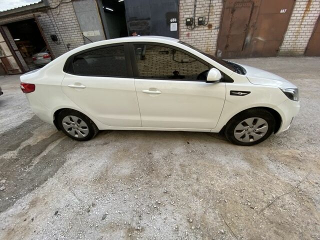 Белый Киа Рио, объемом двигателя 1.4 л и пробегом 209 тыс. км за 5700 $, фото 3 на Automoto.ua