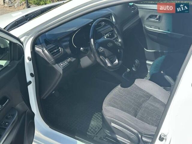 Білий Кіа Ріо, об'ємом двигуна 1.59 л та пробігом 185 тис. км за 7000 $, фото 5 на Automoto.ua