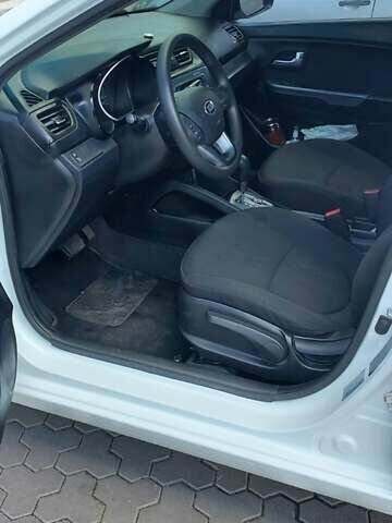 Білий Кіа Ріо, об'ємом двигуна 1.6 л та пробігом 73 тис. км за 9500 $, фото 7 на Automoto.ua