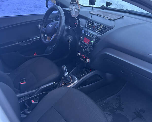 Белый Киа Рио, объемом двигателя 1.4 л и пробегом 130 тыс. км за 6900 $, фото 2 на Automoto.ua
