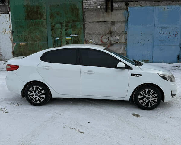 Белый Киа Рио, объемом двигателя 1.4 л и пробегом 211 тыс. км за 6950 $, фото 4 на Automoto.ua