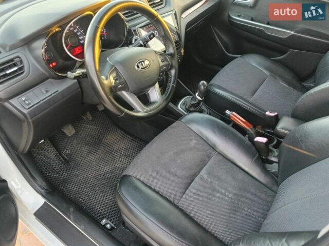 Білий Кіа Ріо, об'ємом двигуна 1.4 л та пробігом 160 тис. км за 7700 $, фото 9 на Automoto.ua